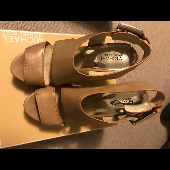 MICHAEL Michael Kors ‘Carla’ Sandal - Picture 6 of 7